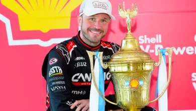 Agustín Canapino con la Copa de Oro de TC Pick Up.