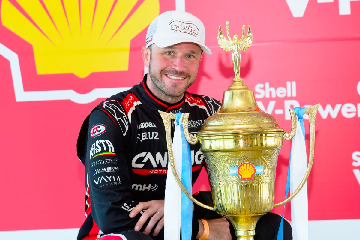 Agustín Canapino con la Copa de Oro de TC Pick Up.