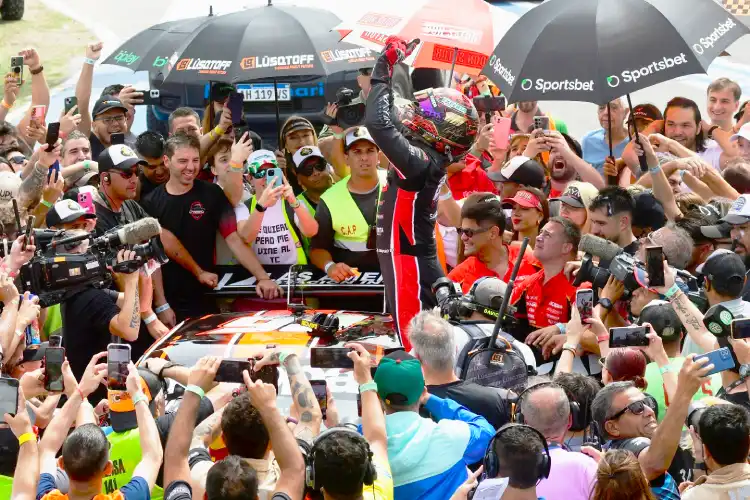 Celebración de Canapino campeón
