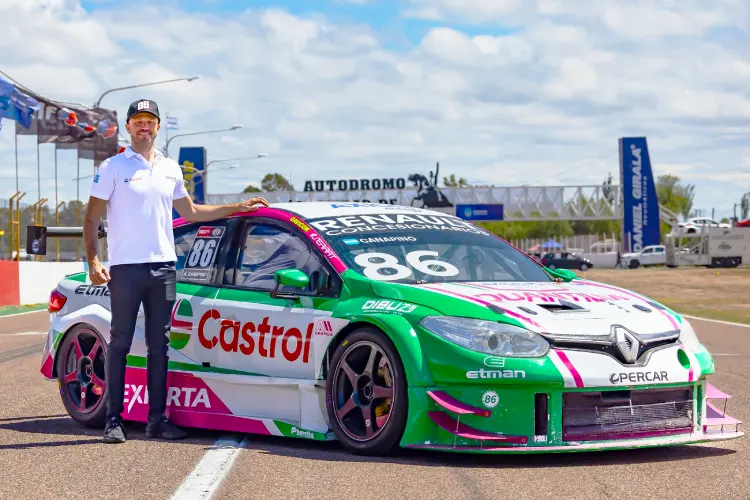 Agustín Canapino y su Renault Fluence de Turismo Carretera 2000.