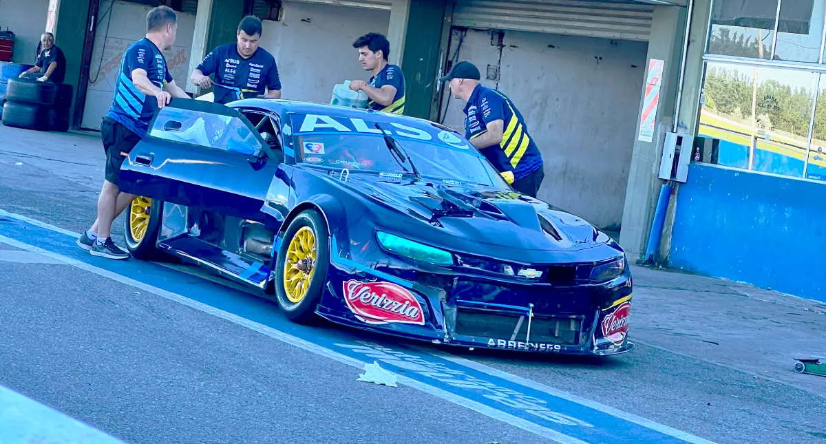 Tobías Martínez con el Chevrolet Camaro del RUS Med Team.