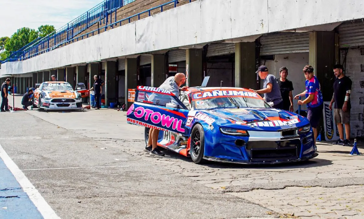 Quijada prueba Camaro de TC en La Plata.
