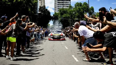 Autos de TC en las calles de La Plata.