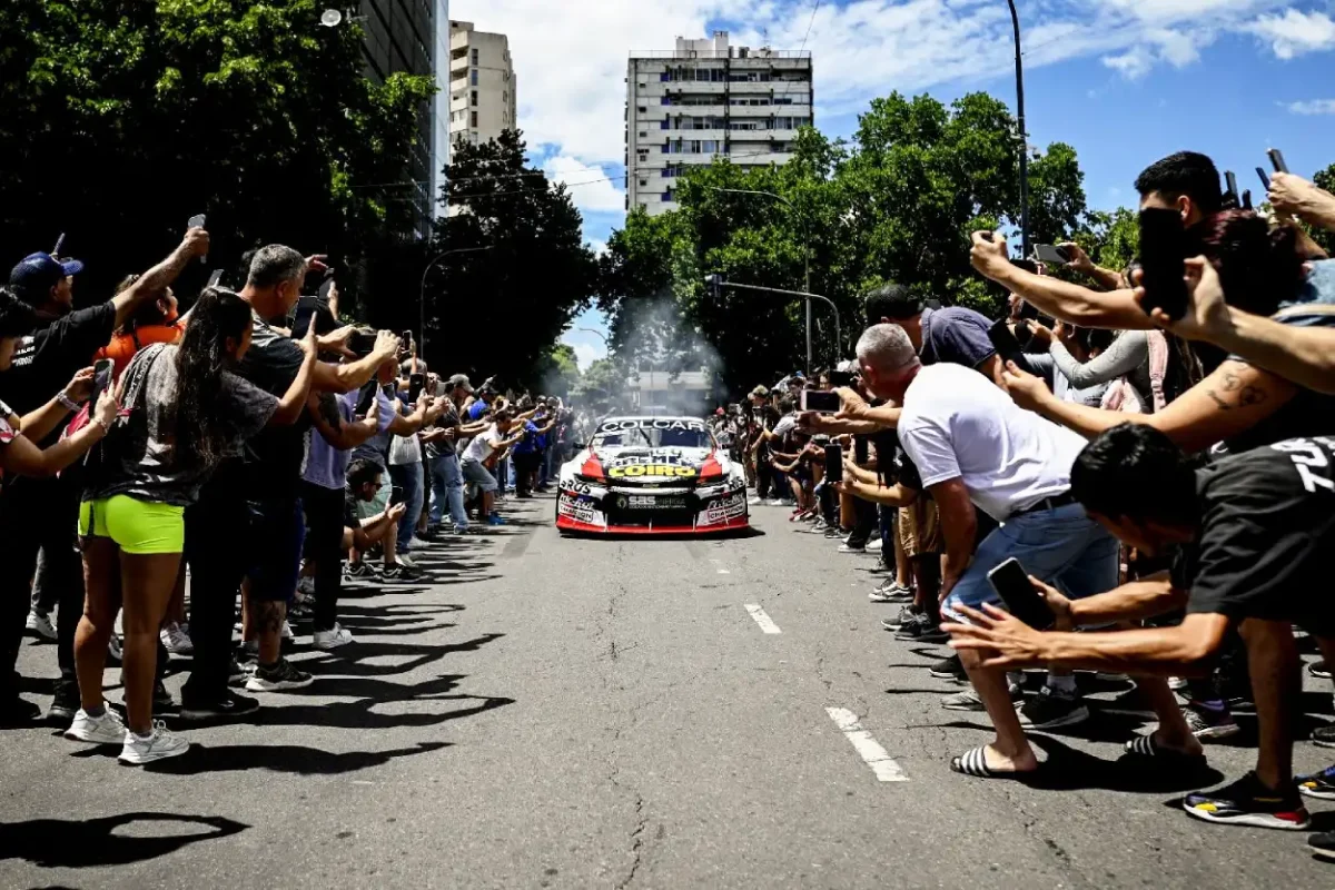 Autos de TC en las calles de La Plata.