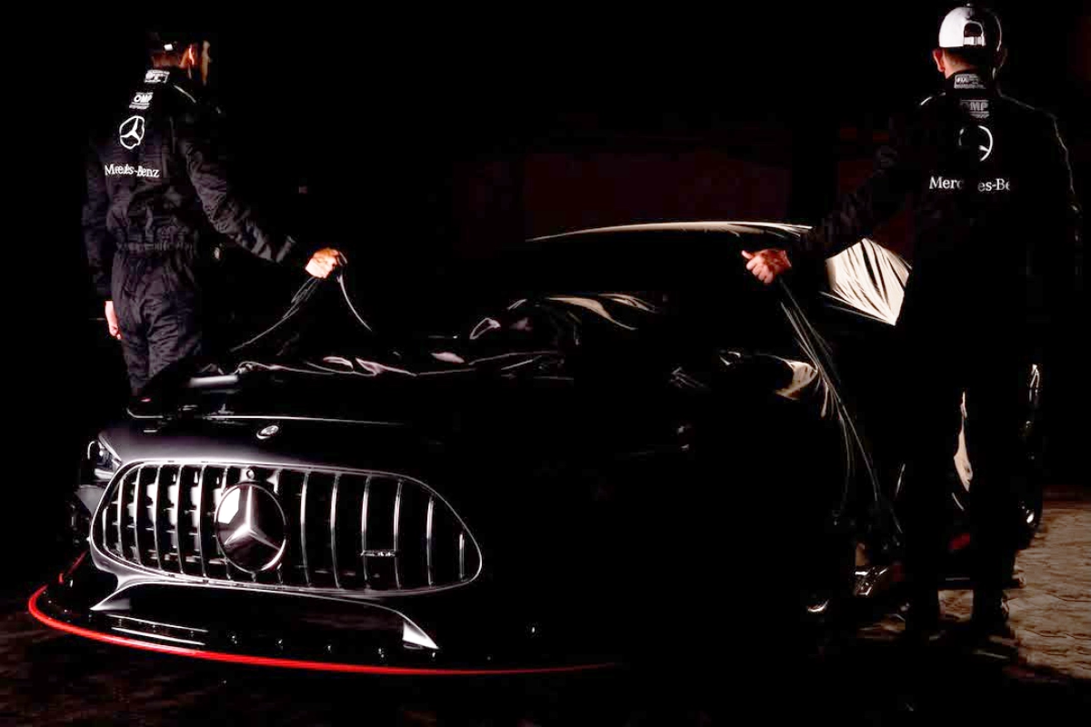 Mercedes-Benz de TC siendo descubierto por sus pilotos: Otto Fritzler y Diego Azar.