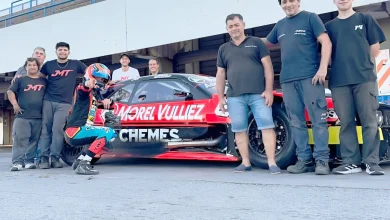Dodge Challenger de Juan martín Trucco junto a su equipo de mecánicos.