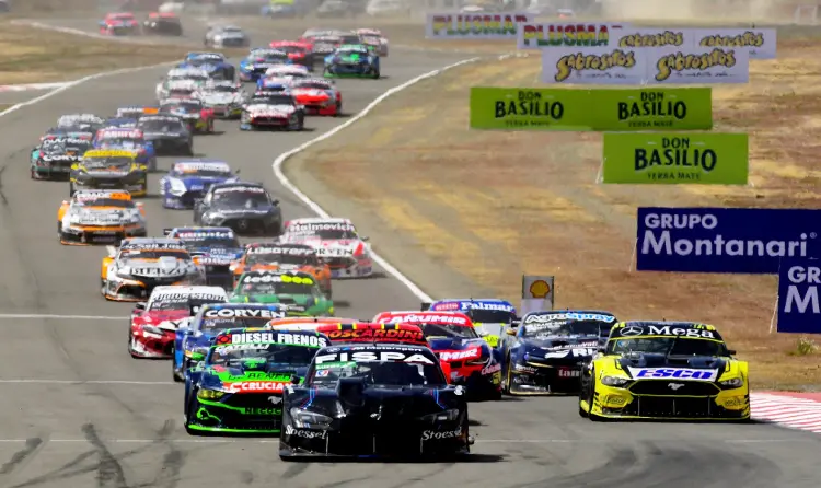 Gran cantidad de autos de TC en pista.