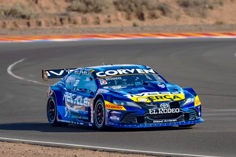 Toyota Camry de Manu Urcera.