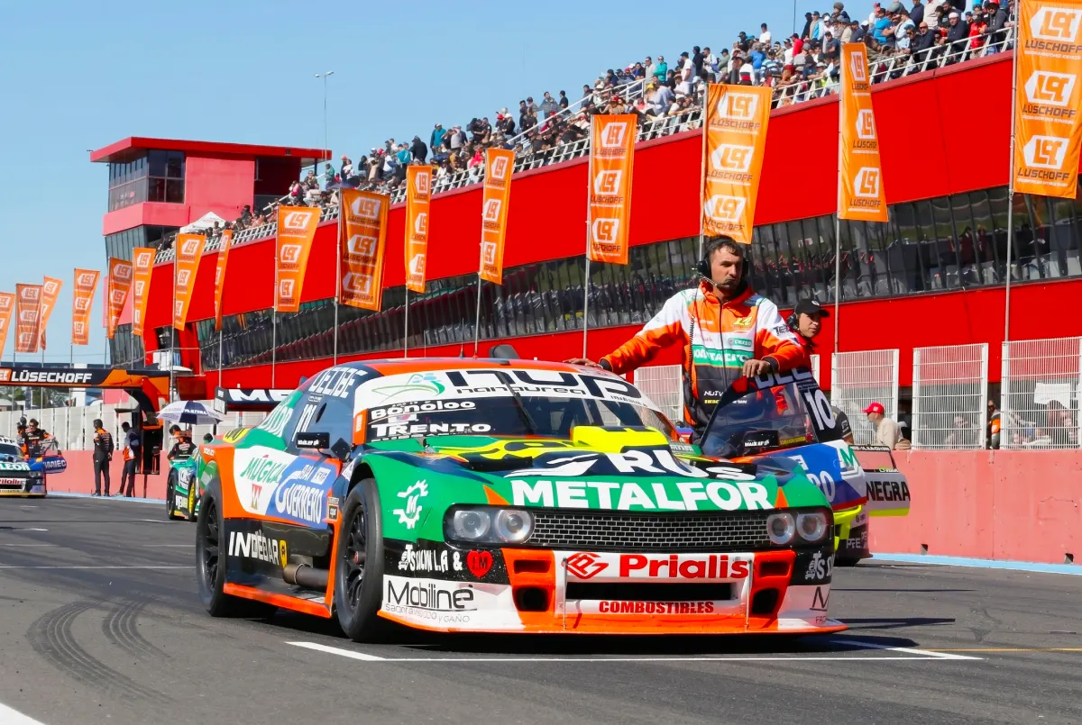 Jonatan Castellano en su Dodge Challenger en Termas.