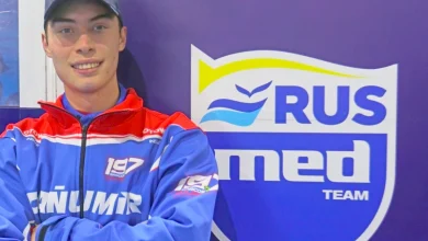 Marcos Quijada y el logo del RUS Med Team.