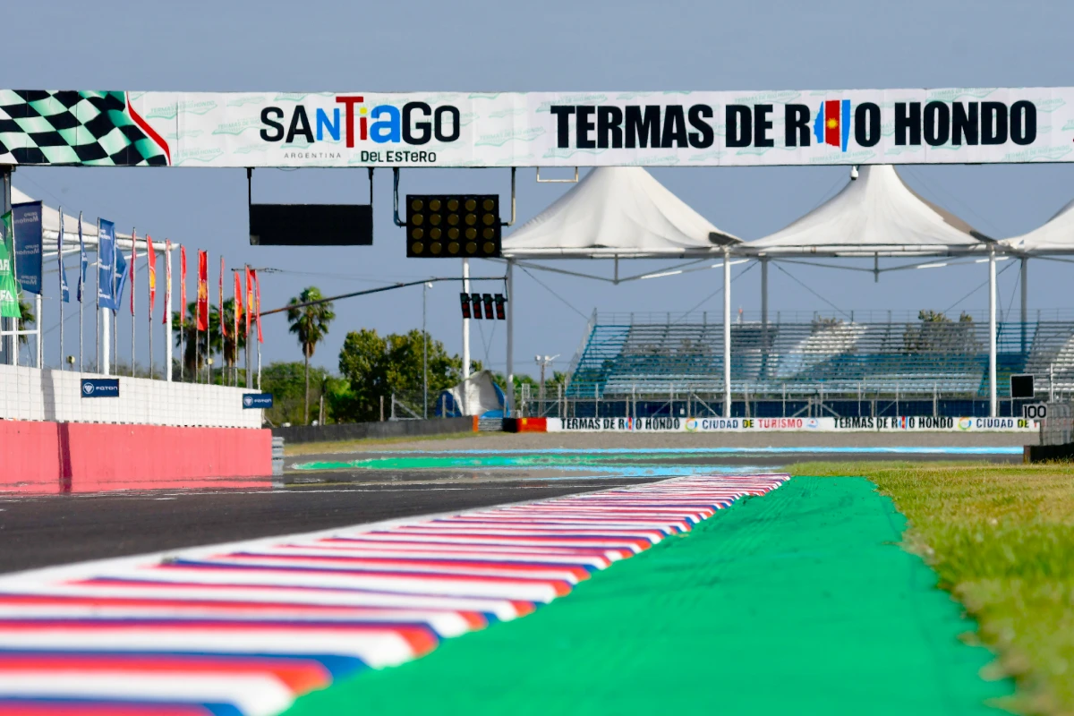 Recta principal del circuito de Termas de Río Hondo.