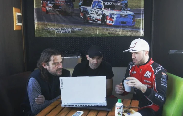 Pereyra, Sandín y Canapino analizando datos en TC Pick Up.