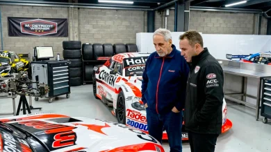 Imagen de Rodolfo Di Meglio y Mariano Werner mirando el Ford Mustang, creada por inteligencia artificial.