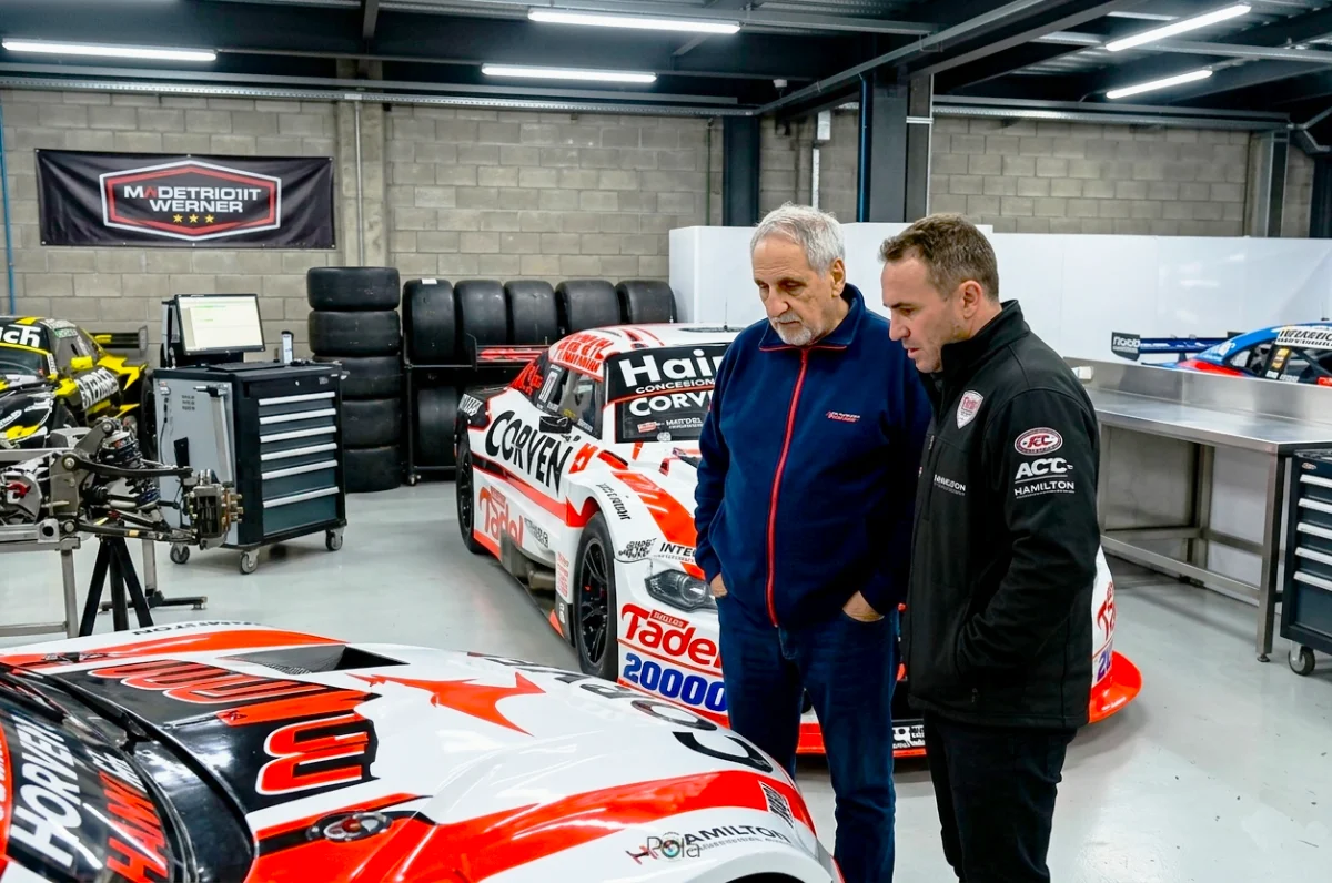 Imagen de Rodolfo Di Meglio y Mariano Werner mirando el Ford Mustang, creada por inteligencia artificial.