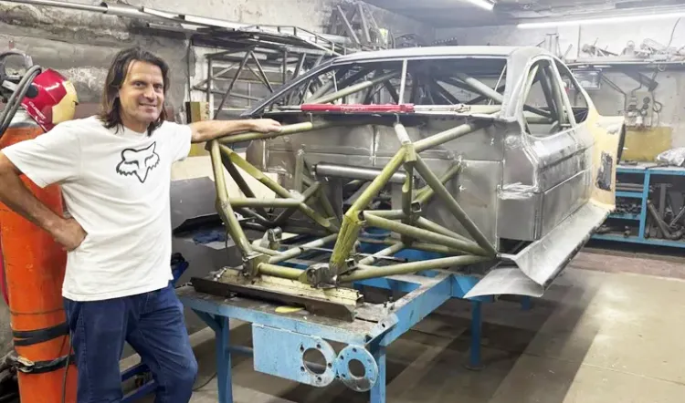 Christian Pereyra junto al Toyota de TC Pista en el taller de Pergamino.
