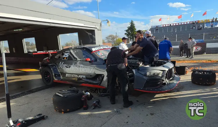 El Mercedes-Benz de Fritzler en pleno desarme del motor en el TC en Córdoba.