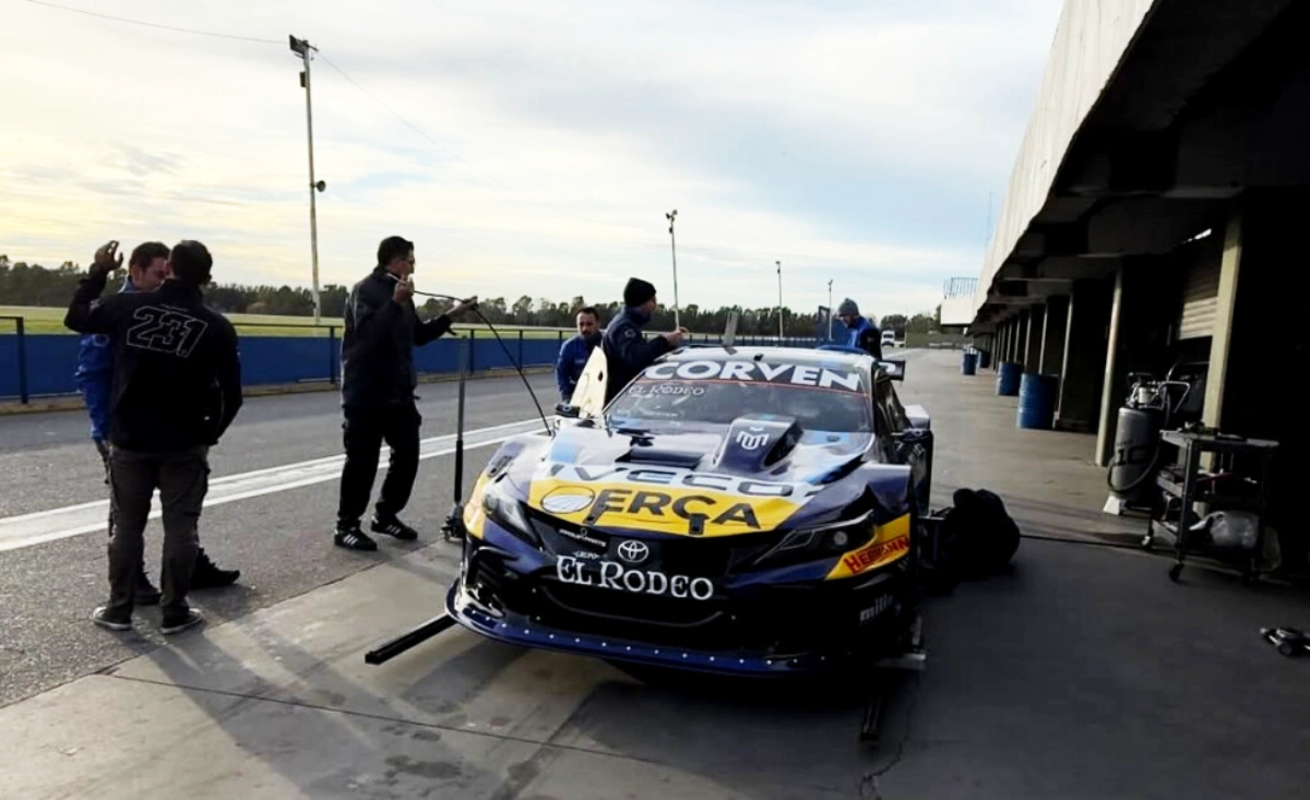 Urcera y el Toyota de TC probando en La Plata.