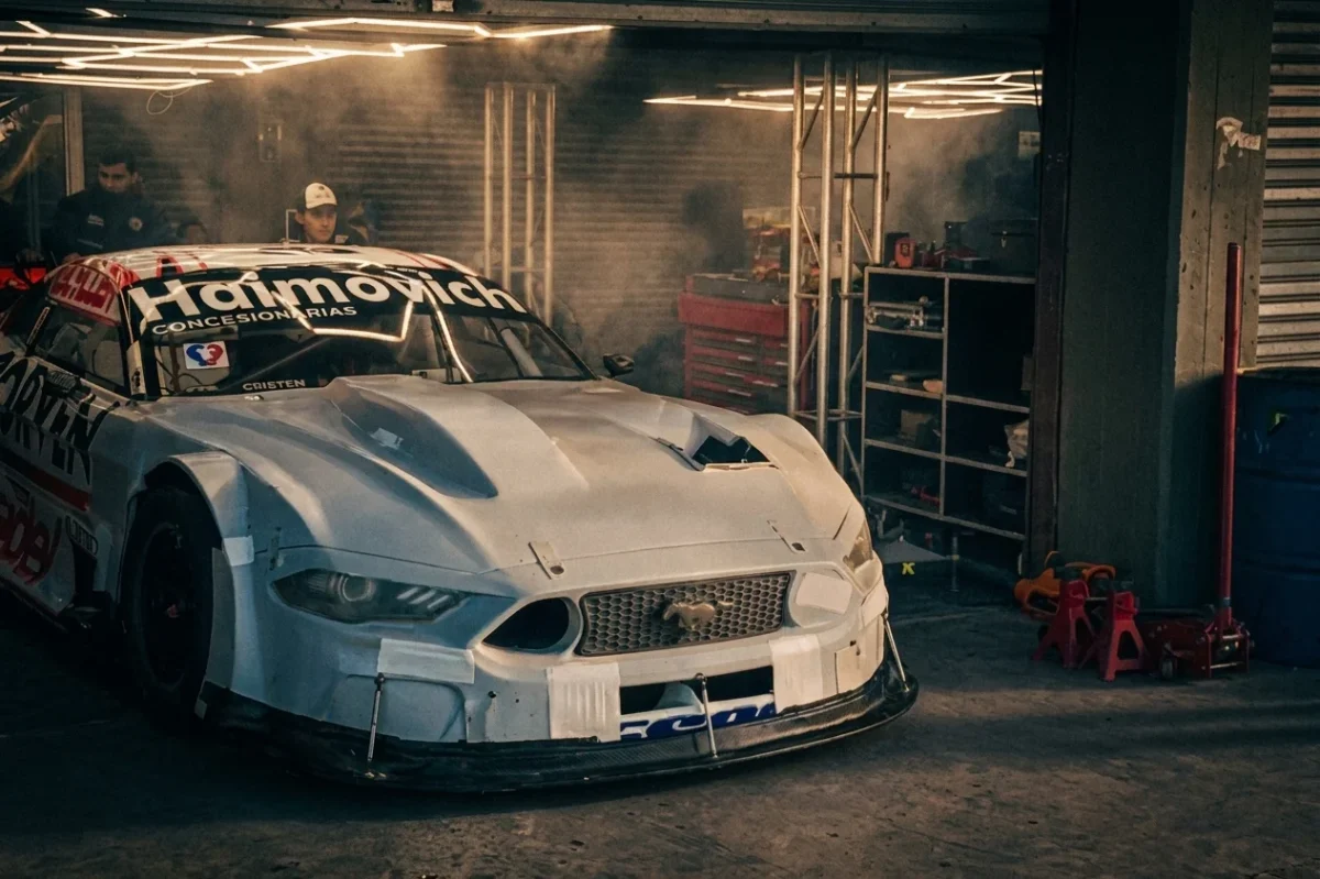 Ford Mustang de Werner en el box de TC.