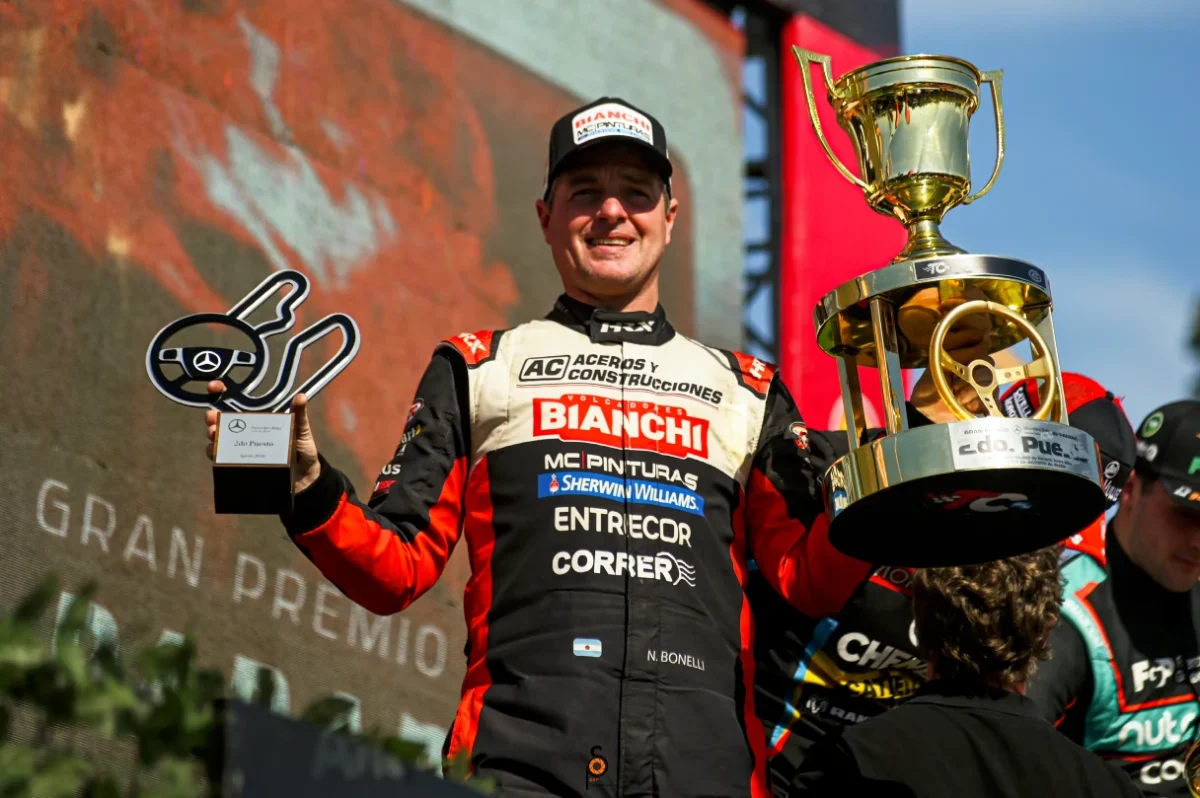 Nicolás Bonelli en el podio del TC en Paraná.
