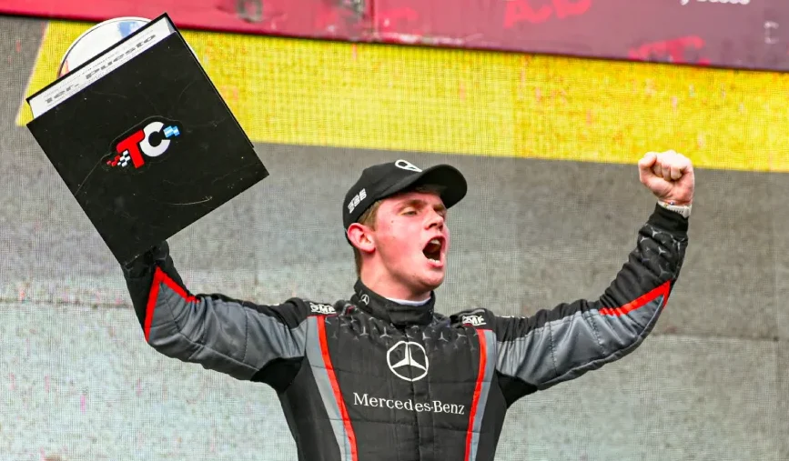 Otto Fritzler en el podio,  le dio a Mercedes-Benz la 1ª victoria en el TC.