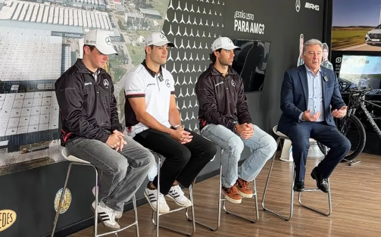 Herrero junto a los 3 pilotos del equipo Mercedes-Benz de TC en la planta de Virrey del Pino.