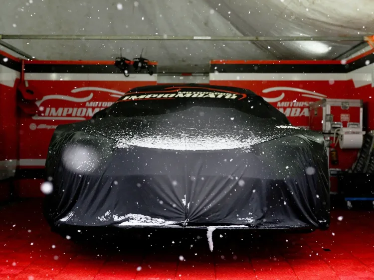 Autos de TC en boxes con nieve en San Luis.