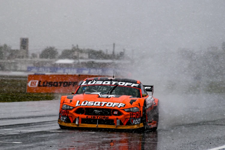 El Ford de Lambiris bajo la nieve en el TC San Luis.