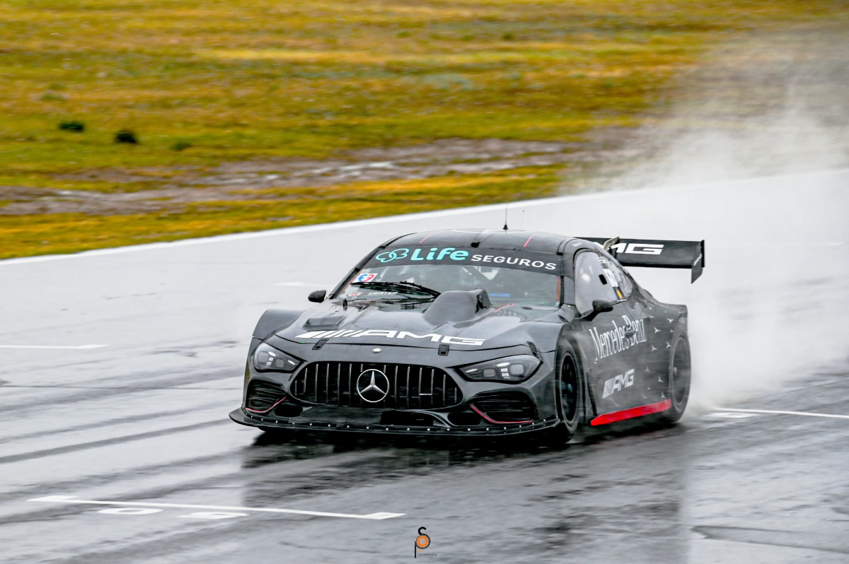Mercedes-Benz de Diego Azar bajo la agua-nieve de San Luis.