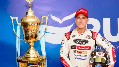 Juan Pablo Gianini con la Copa de Oro de TC.