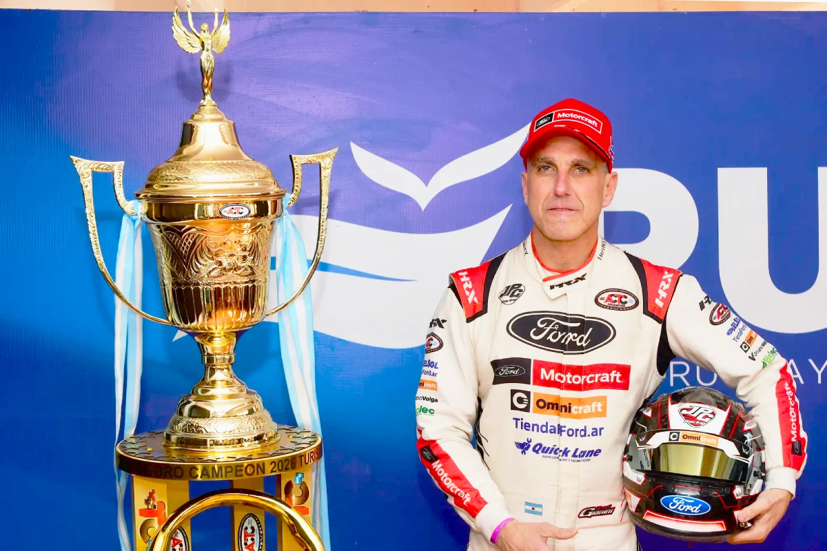 Juan Pablo Gianini con la Copa de Oro de TC.