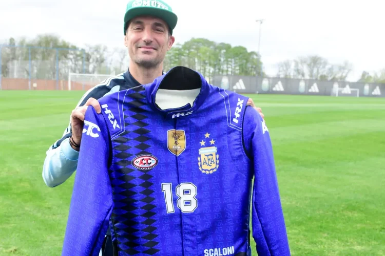 Lionel Scaloni con un buzo antiflama personalizado