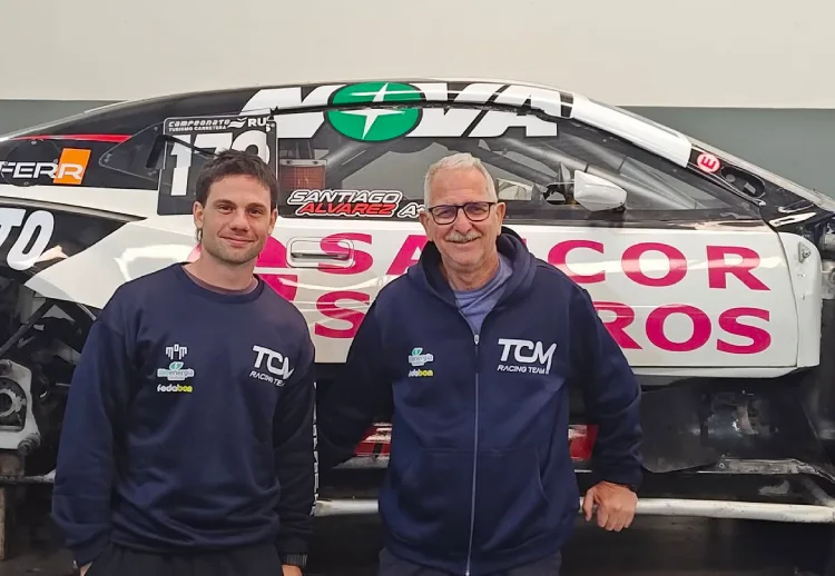 Álvarez y su Camaro de TC en los talleres del TCM Racing Team.