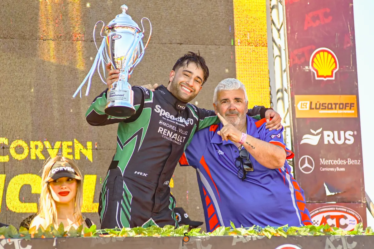 Nacho Faín celebrando en el podio.