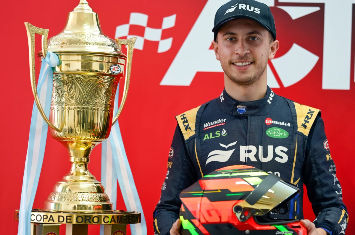 Tobías Martínez con la Copa de Oro de TC Pick Up.